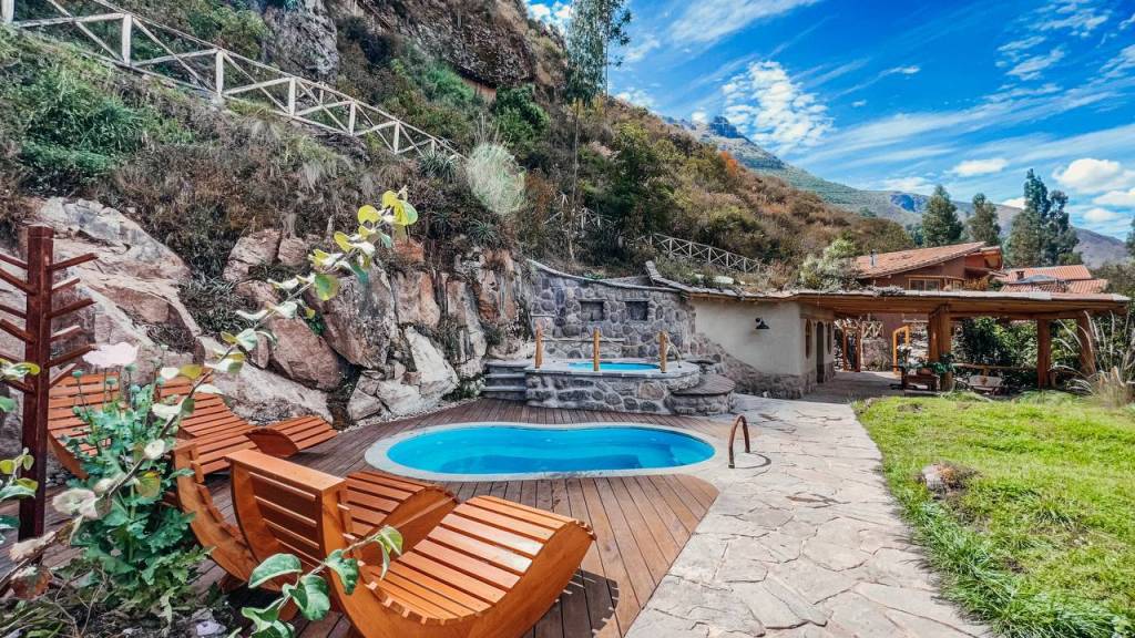 Piscina y jacuzzi al aire libre con vista al Valle Sagrado