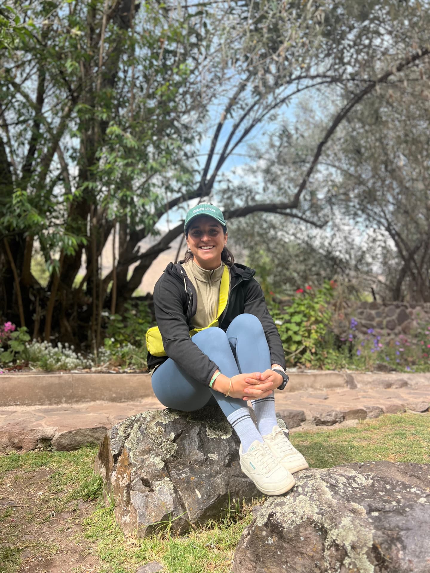 Domenica Vallejo sentada en un jardín natural, sonriendo