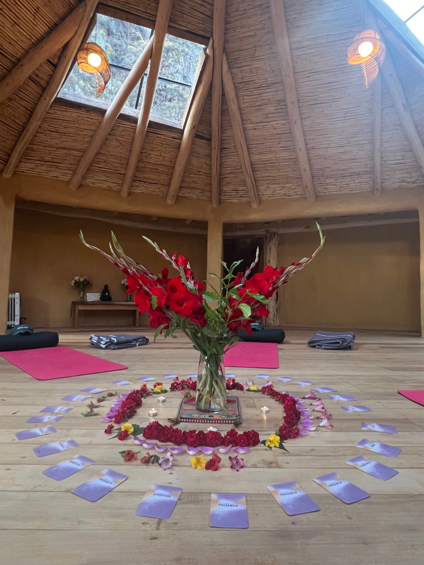 Mandala de flores y cartas en la shala del retiro