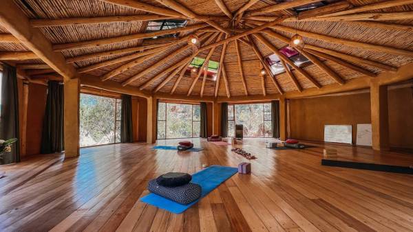 Shala circular de madera para yoga y meditación
