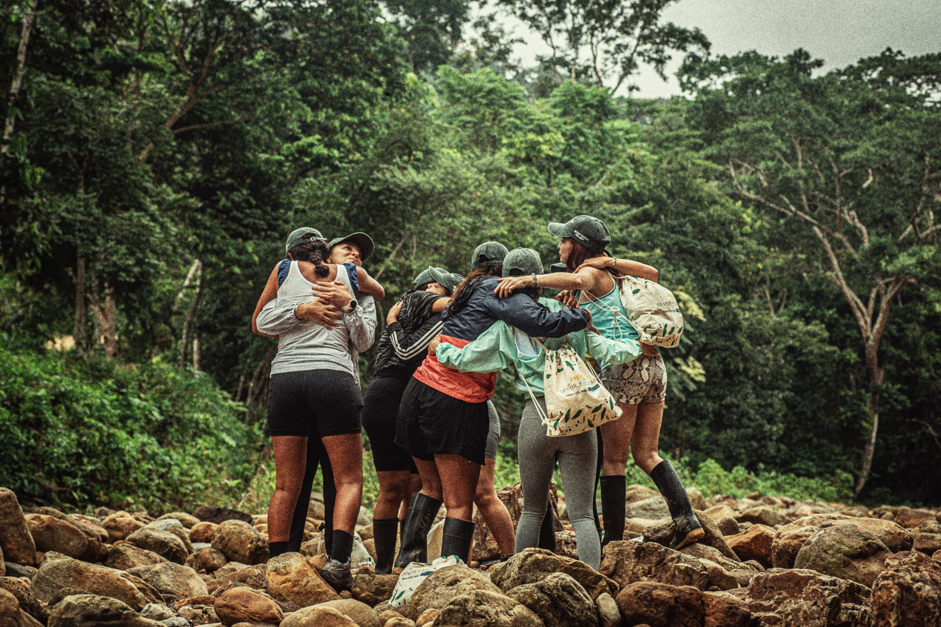 Grupo de mujeres abrazándose en círculo entre la naturaleza del Valle Sagrado