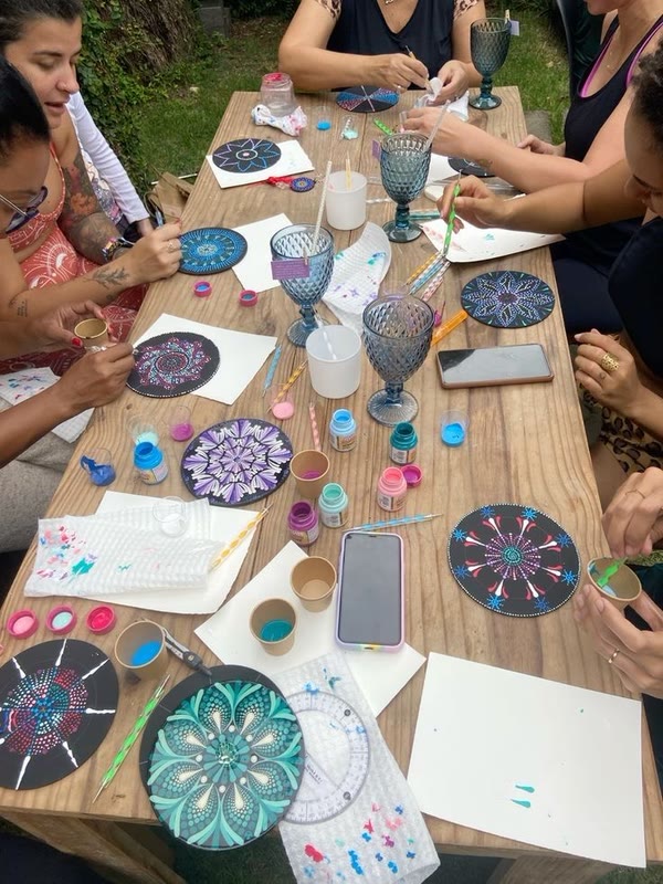 Taller de arteterapia: mujeres pintando mandalas alrededor de una mesa de madera