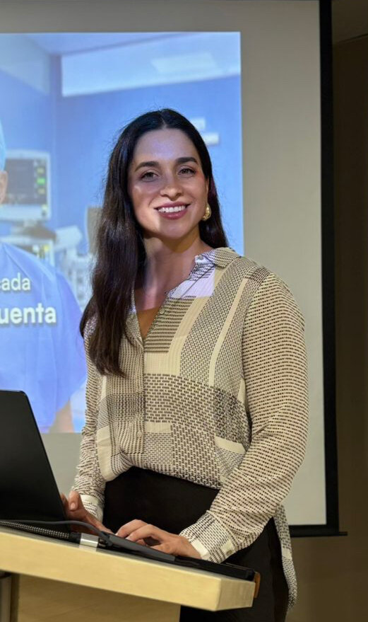 Domenica Vallejo compartiendo en una charla de bienestar y liderazgo